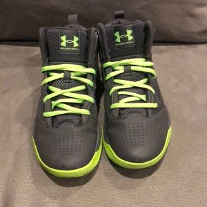 Boys Under Armour High Top/Basketball Shoes Sz 4.5